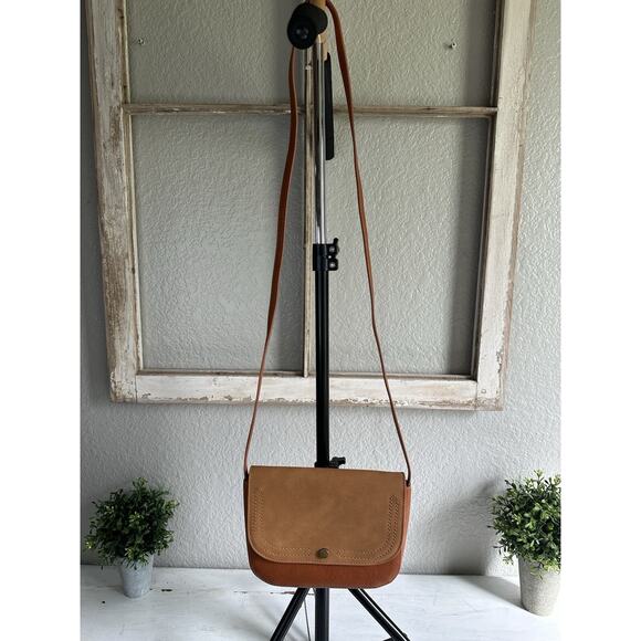 Universal Thread Crossbody Bag Womens Brown/Tan Purse Zip Closure Faux Suede - Picture 2 of 10